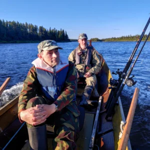 Kaksi-asiakasta-lohiveneessä