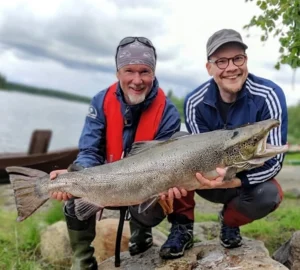 Suurlohi-oppaan-ja-asiakkaan-sylissä